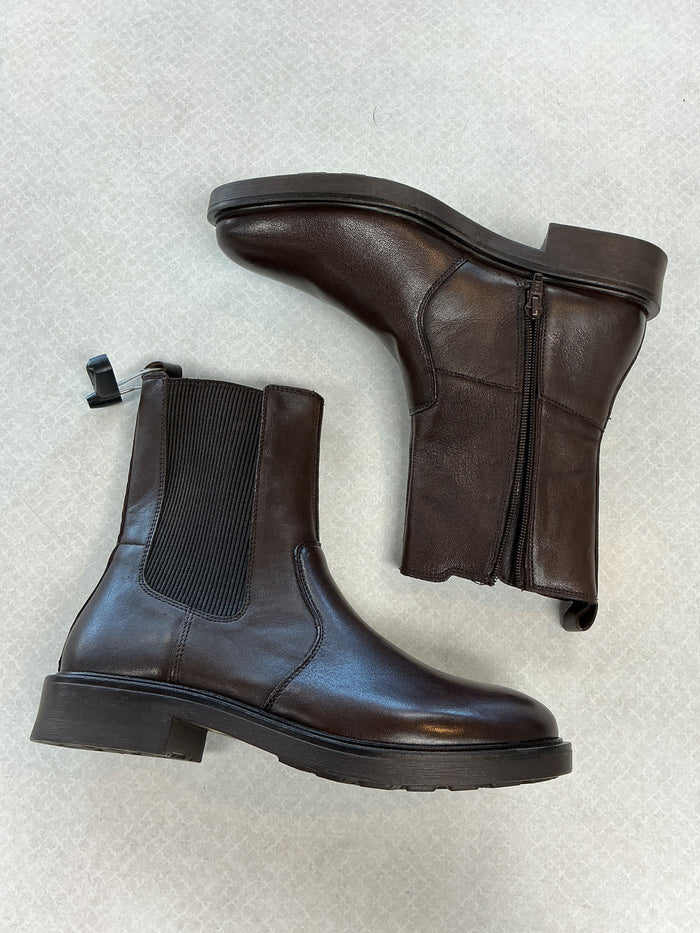 Boots Ankle Flats By Clothes Mentor In Brown, Size:9