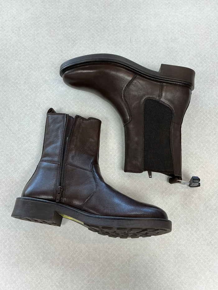 Boots Ankle Flats By Clothes Mentor In Brown, Size:9