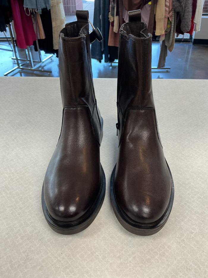 Boots Ankle Flats By Clothes Mentor In Brown, Size:9