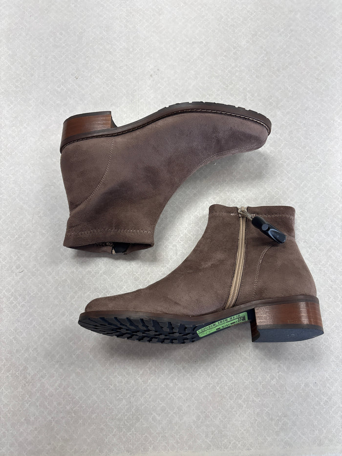 Boots Ankle Flats By Clothes Mentor In Tan, Size:6.5