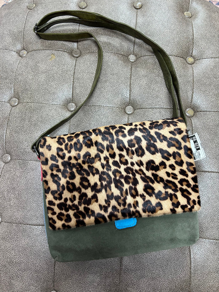 Crossbody By Clothes Mentor In Animal Print, Size:Medium