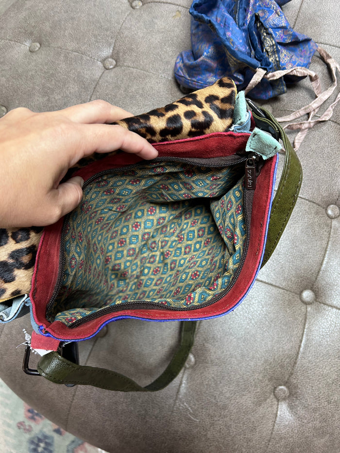 Crossbody By Clothes Mentor In Animal Print, Size:Medium