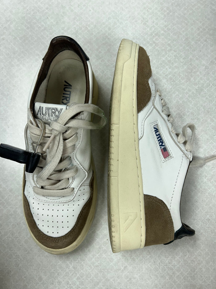 Shoes Sneakers By Clothes Mentor In Brown & White, Size:8