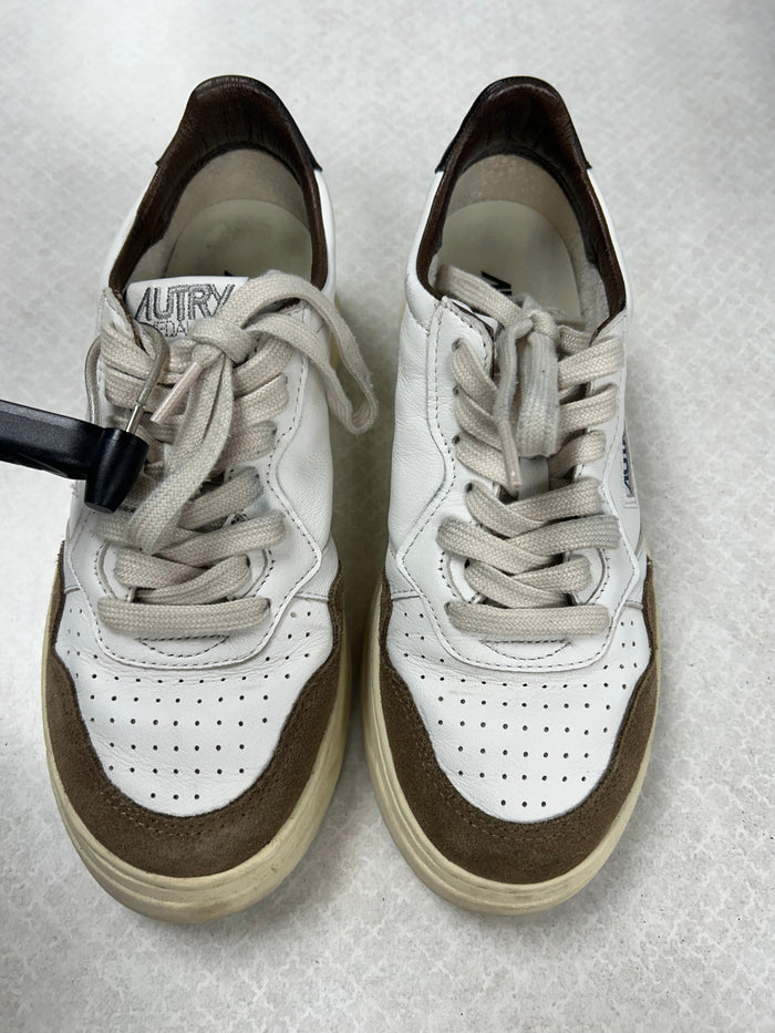 Shoes Sneakers By Clothes Mentor In Brown & White, Size:8