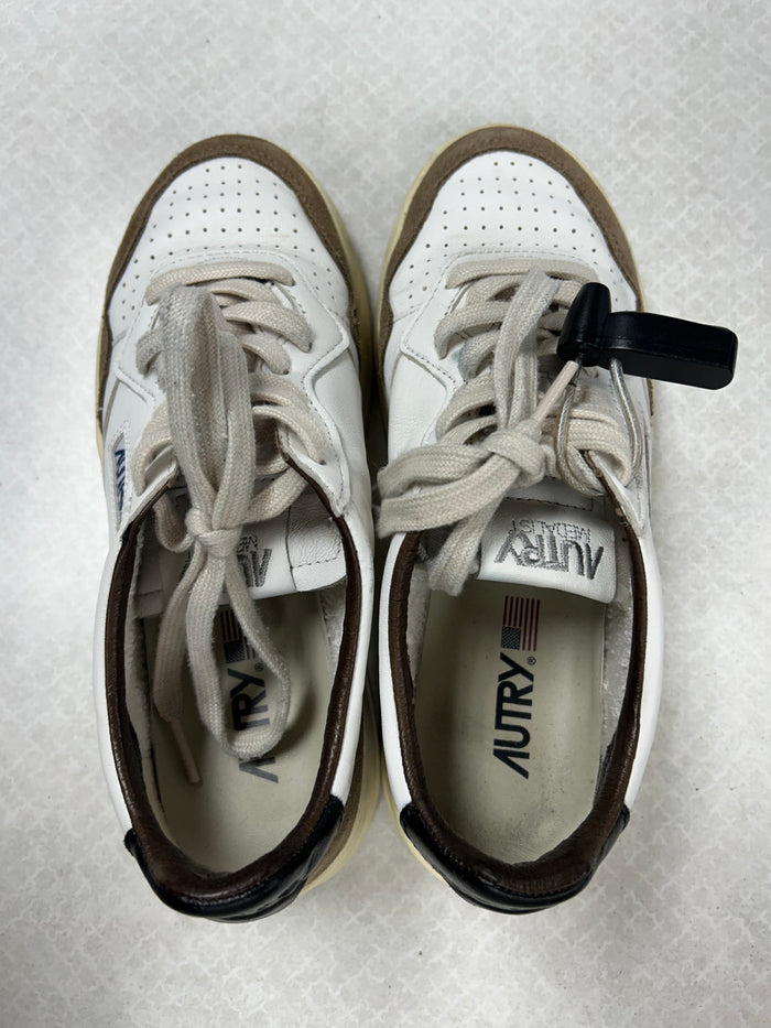 Shoes Sneakers By Clothes Mentor In Brown & White, Size:8